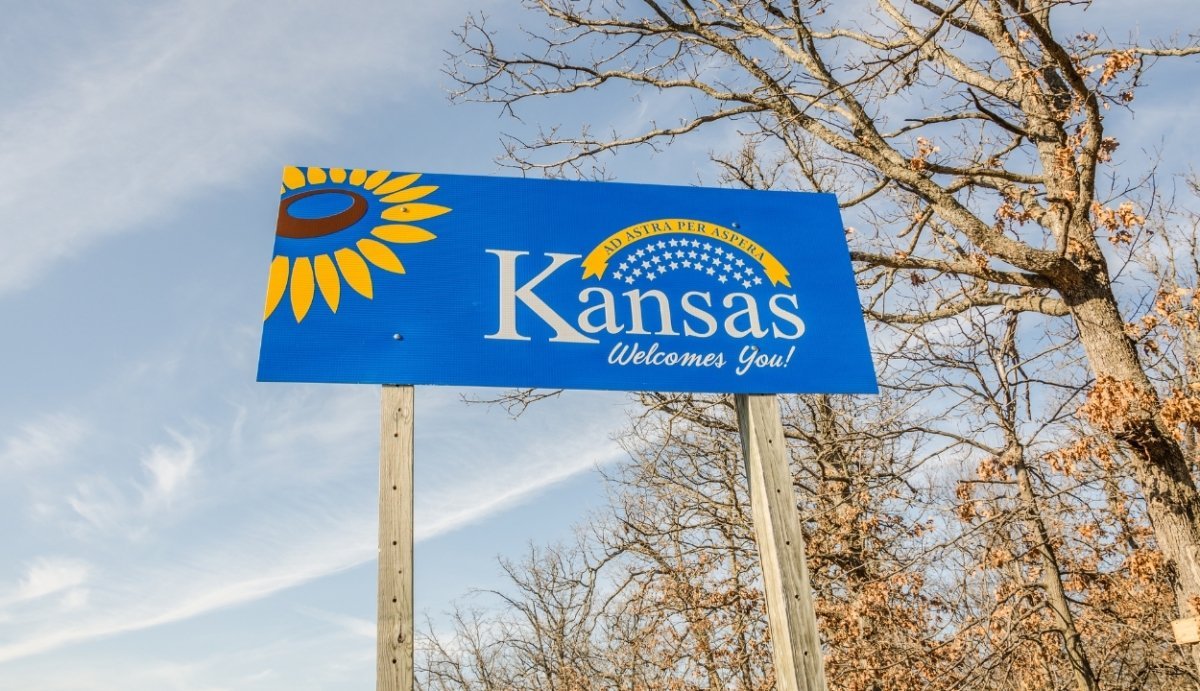 Is CBD Oil Legal in Kansas? (2025 Laws & Regulations) - VO Inc